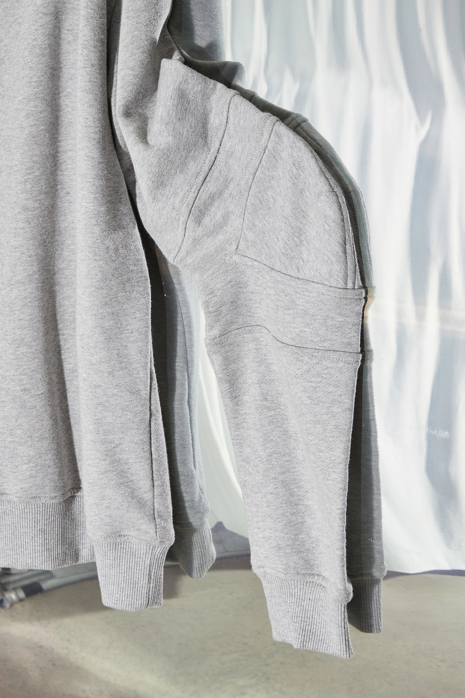 Crewneck sweatshirt with medieval sleeve details